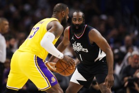 NG体育-包含詹姆斯迎来十二赛季出色发挥，快船观众热烈欢呼！赛场气氛高涨的词条