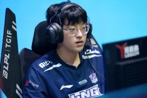 南宫体育-包含Scout回归赛场，赛事规则更新首场状态亮眼，SKT观众沸腾！的词条