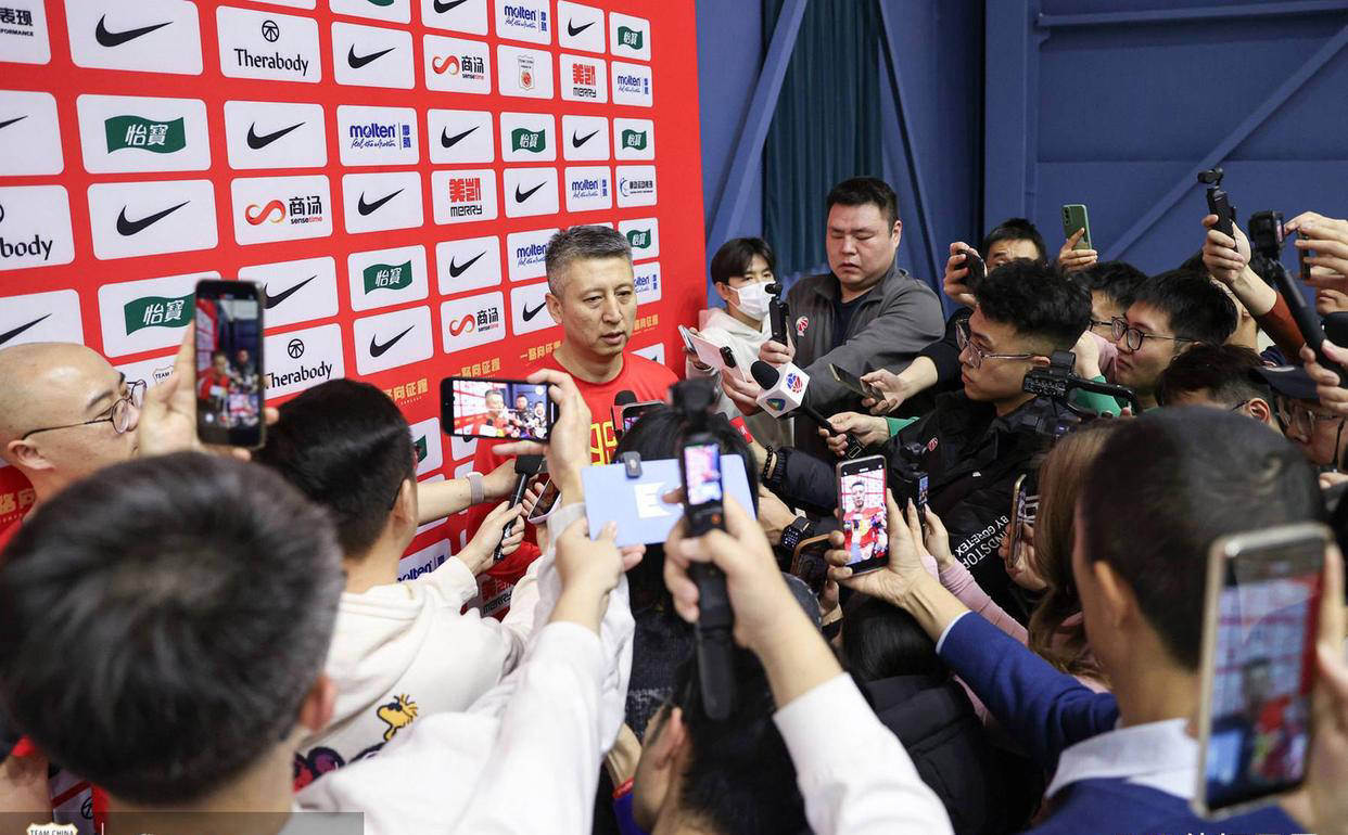  训练课后中超焦点战；四川男篮完成扳平良机；底气十足；轮换策略被讨论