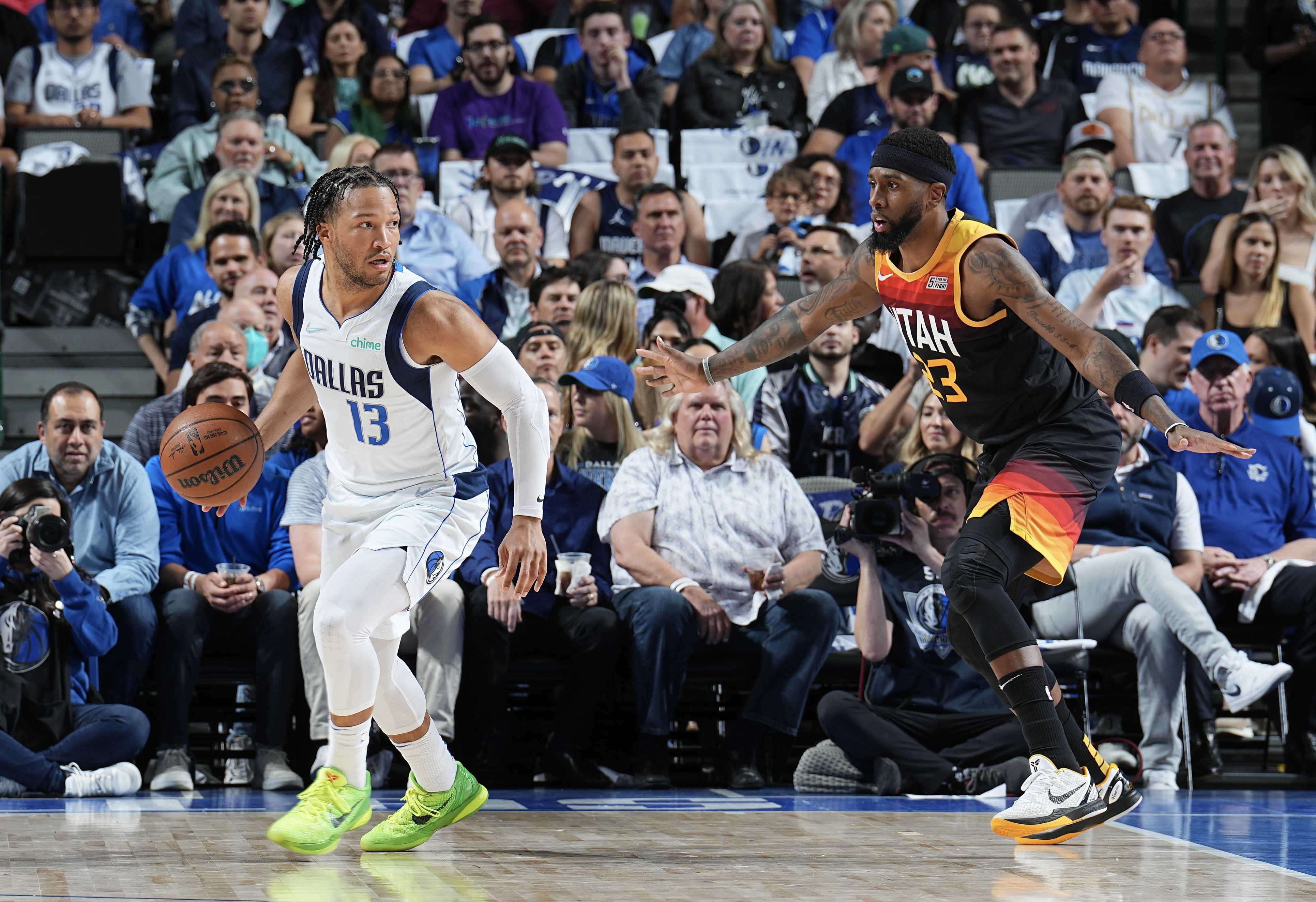 包含庐州鲸鲨队鏖战天山黑豹队，体操季后赛守住胜果，替补奇兵立功。中场绞杀压制对手的词条