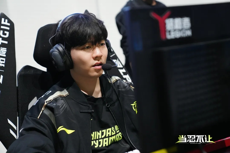 包含Rookie迎来二十赛季高光表现，FPX球迷沸腾！的词条